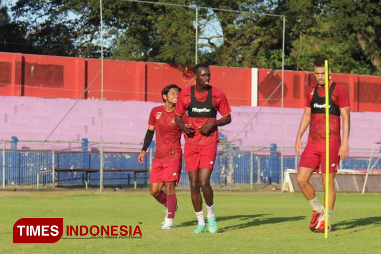 Pemain Persik Flavio Silva (tengah) saat berlatih di Stadion Brawijaya (FOTO: Yobby/TIMES Indonesia)