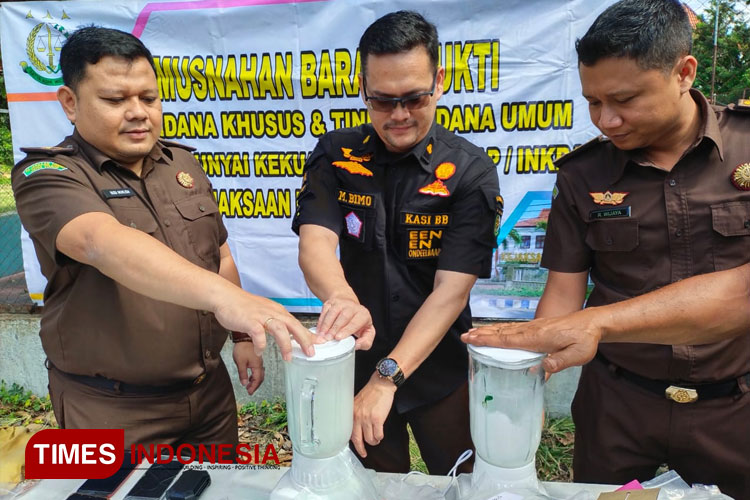 Pemusnahan barang bukti yang telah memiliki kekuatan hukum tetap, dari berbagi perkara tindak pidana di halaman kantor Kejaksaan Negeri Banyuwangi. (Foto: Ahmad Sahroni/TIMES Indonesia)