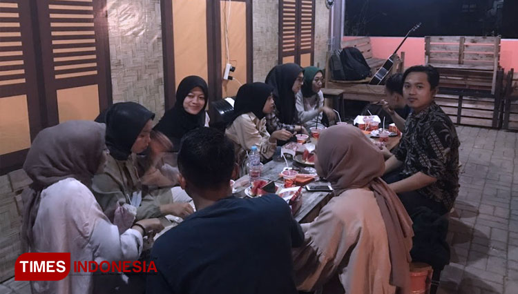 Pengunjung ketika berdiskusi sembari menikmati suasana di Rabicon Kopi masuk Desa Plosokandang Kecamatan Kedungwaru.