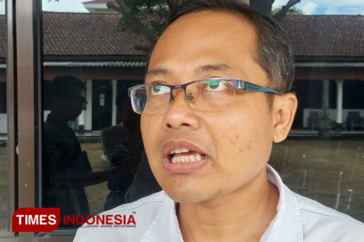 Plt Kepala Bagian Hukum Pemkab Pacitan, Deni Cahyantoro berbicara soal pencabutan Level 1 PPKM. (FOTO: Rojihan/TIMES Indonesia)