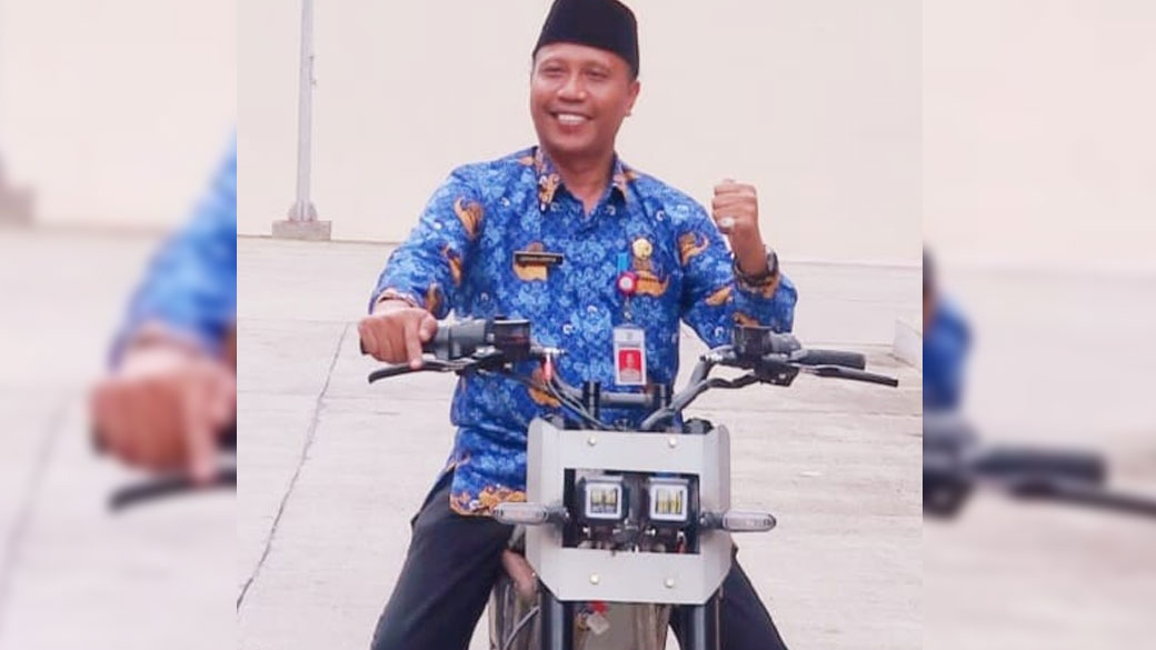 Motor listrik buatan Purbalingga. (FOTO: Humas Pemkab Purbalingga)3. Bupati Purbalingga, Dyah Hayuning Pratiwi SE B.Econ, MM mengamati motor listrik buatan warga Purbalingga. (FOTO: Humas Pemkab Purbalingga)