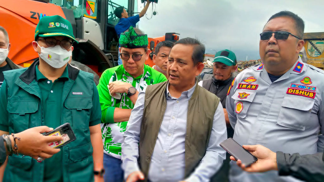 Kepala DLHK Kab Bandung, Asep Kusumah (tengah) saat operasi bersih sampah di TPS Pasar Banjaran. (FOTO: Iwa/TIMES Indonesia)