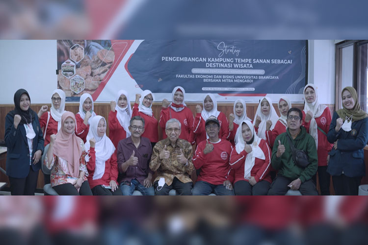 Tim pengabdian masyarakat FEB UB yang meningkatkan Kampung Sanan Kota Malang. (FOTO: FEB UB)