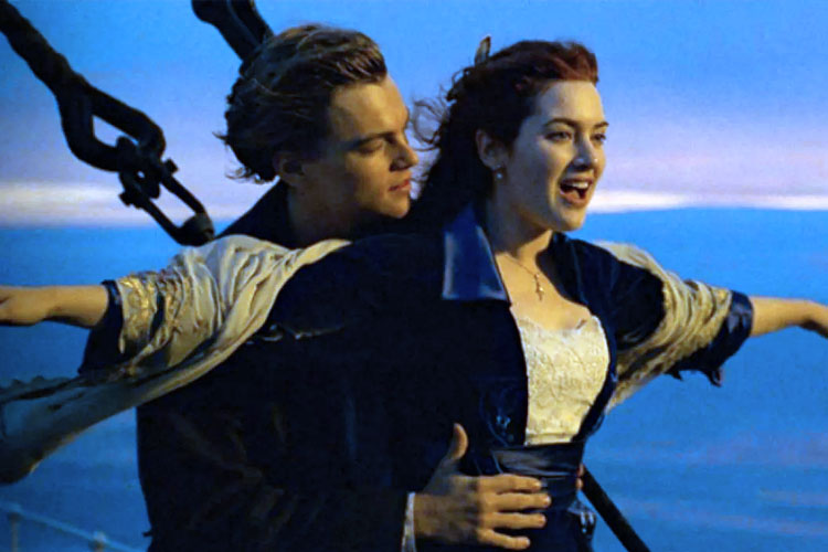 Salah satu adekan ikonis film Titanic yang diperankan Kate Winslet dan Leonardo Dicaprio (FOTOL viva.co.id)