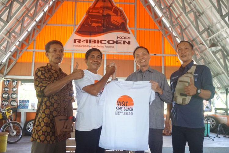 Keakraban Caleg DPR Pusat Partai Gerindra Dapil 6 Jawa Timur Wilayah Kediri Raya Blitar Raya dan Tulungagung Rudi Nurahmat ketika berbincang dan bertukar cinderamata dengan pegiat wisata di Kabupaten Tulungagung. (FOTO: AJP TIMES Indonesia)
