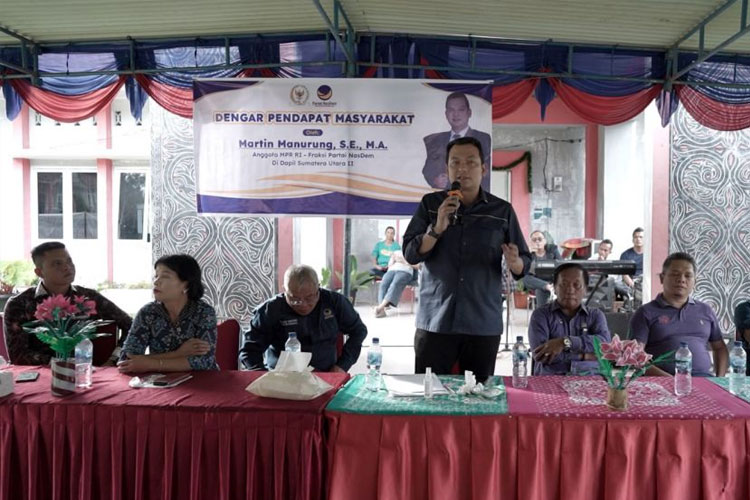 Martin Manurung dalam kegiatan dengar pendapat masyrakat di Sumatera Utara. (FOTO: ist)