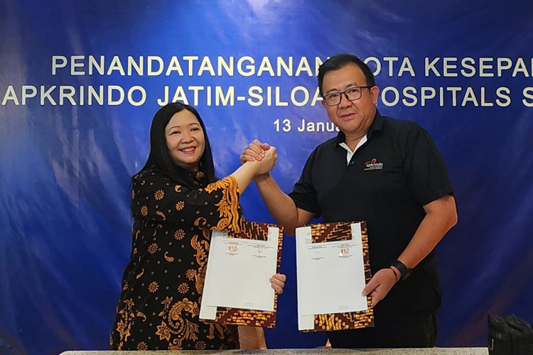 Ketua Apkrindo Jawa Timur Tjahjono Haryono dan Direktur Siloam Hospitals Surabaya Dr Lisa Gunawan, MM saat proses penandatanganan kerja sama di De Bun Igor's Pastry Surabaya pada 13 Januari 2023 kemarin.(Dok.Apkrindo Jatim)