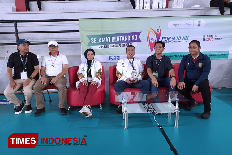 Tim medis Porseni NU bersama ketua panitia Porseni NU 2023 Nusron Wahid. (FOTO: LTN for TIMES Indonesia