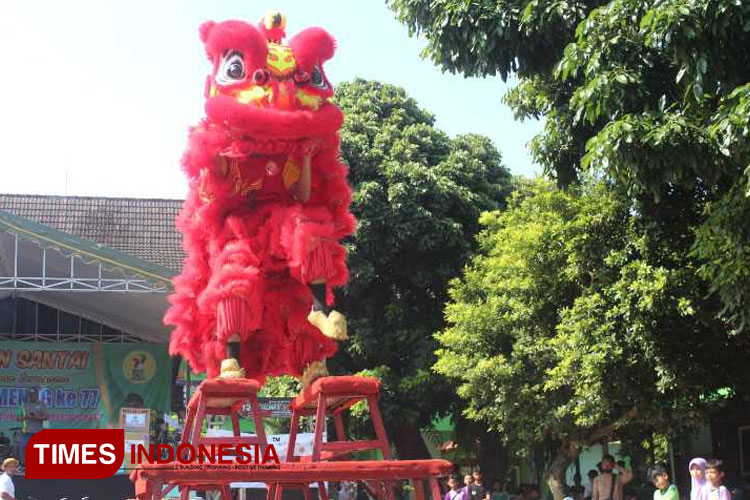 Salah satu penampilan sasana barongsai Klenteng Tjoe Hwie Kiong, Kota Kediri (yobby/Times Indonesia)