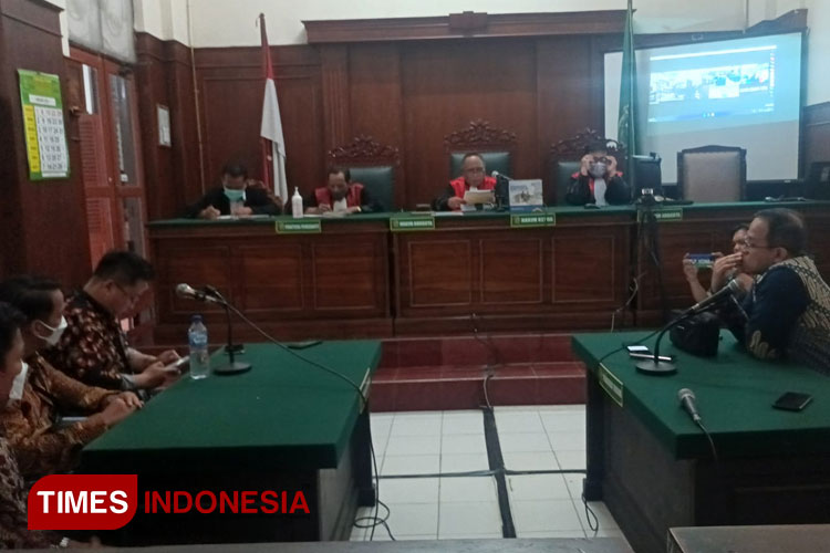 Sidang pembacaan putusan atas perkara antara PT Graha Benua Etam dan pengelola PLTU Embalut Kaltim di Pengadilan Niaga PN Surabaya, Senin (16/1/2023) petang.(Foto : Lely Yuana/TIMES Indonesia) 
