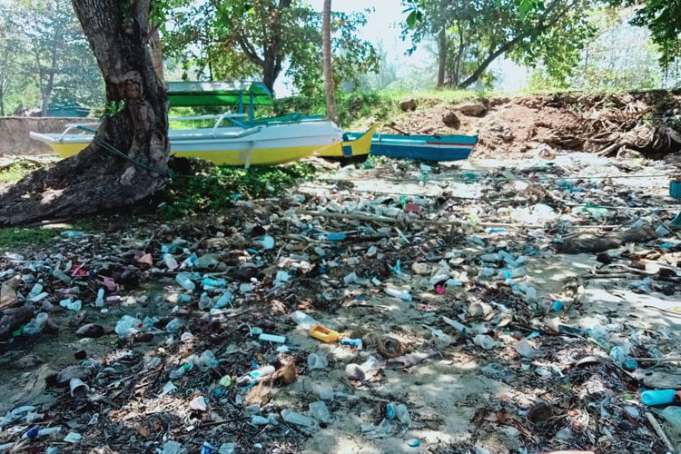 Pantai Wisata Army Dock dipenuhi sampah rumah tangga dan organik, Senin (16/1/2023) sore. (Foto: Munces for TIMES Indonesia).