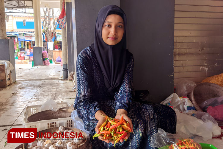Pedagang di Pasar Minulyo, Lina Fauziah (30) mengaku harga cabai rawit anjlok menjadi Rp40 ribu per kilogram. (FOTO: Yusuf Arifai/TIMES Indonesia) 