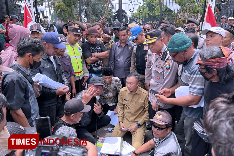 Wakil Bupati Blitar dan Ketua DPRD Kabupaten Blitar menemui massa unjuk rasa di Kantor Bupati dan Gedung DPRD Kabupaten Blitar, Senin (16/1/2023). (FOTO: Sholeh/TIMES Indonesia)