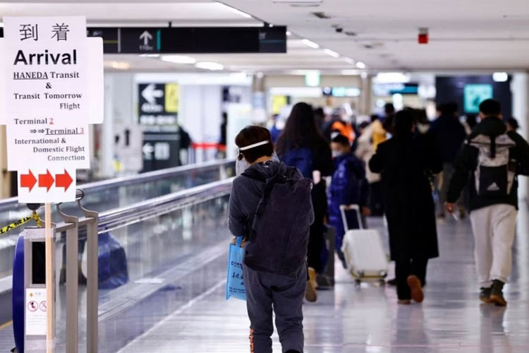Penumpang pesawat dari Dalian di China, menuju area pengujian penyakit virus corona (Covid-19), setibanya di bandara internasional Narita di Narita, sebelah timur Tokyo, Jepang pada 12 Januari 2023. (FOTO: Kathmandu Post/Reuters)