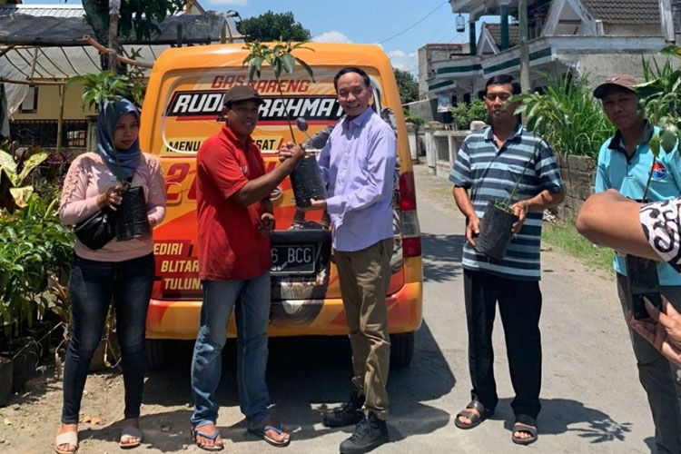 Caleg DPR Pusat Partai Gerindra Dapil 6 Jawa Timur Wilayah Kediri Raya Blitar Raya dan Tulungagung Rudi Nurahmat ketika memberikan bibit alpukat kepada masyarakat di Desa Tingal Kabupaten Blitar. (FOTO: AJP TIMES Indonesia)
