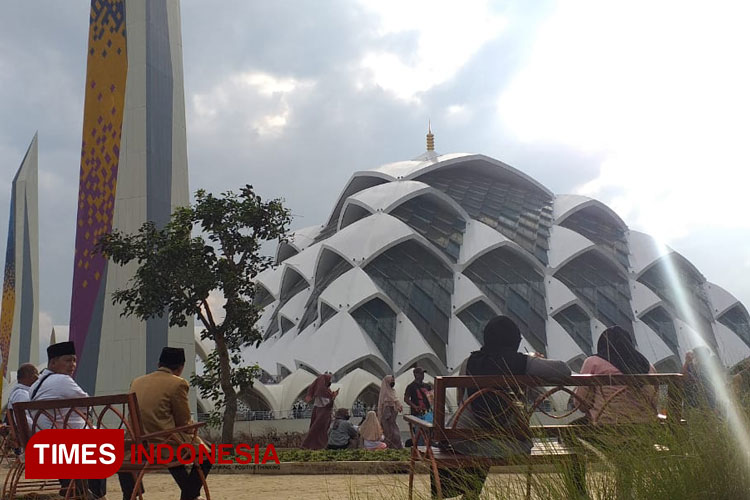 Begini Cara Dishub Kota Bandung Atasi Kemacetan Akses Masuk Masjid Raya ...