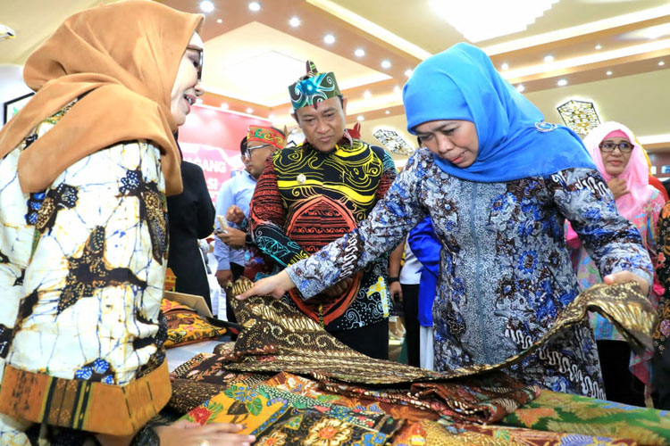 Gubernur Khofifah saat meninjau stand UMKM dalam sebuah pameran.(Dok.Humas Pemprov Jatim)