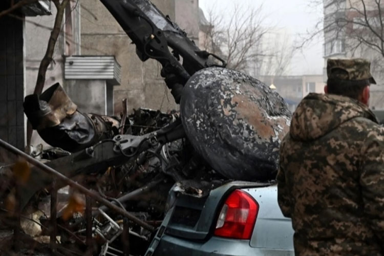 Lokasi jatuhnya helikopter di dekat taman kanak-kanak di luar ibu kota Kyiv, menewaskan delapan belas orang, termasuk dua anak dan menteri dalam negeri Ukraina, pada 18 Januari 2023. (FOTO: Kyiv Post/ AFP)