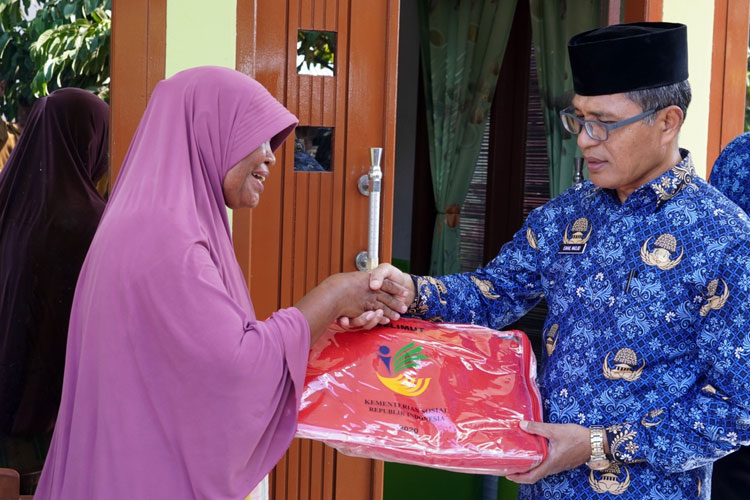 Sekretaris Daerah Kota Gorontalo Ismail Madjid saat memberikan bantuan ke korban kebakaran, Selasa (17/1/2023). (Foto: Humas Pemkot Gorontalo for TIMES Indonesia)