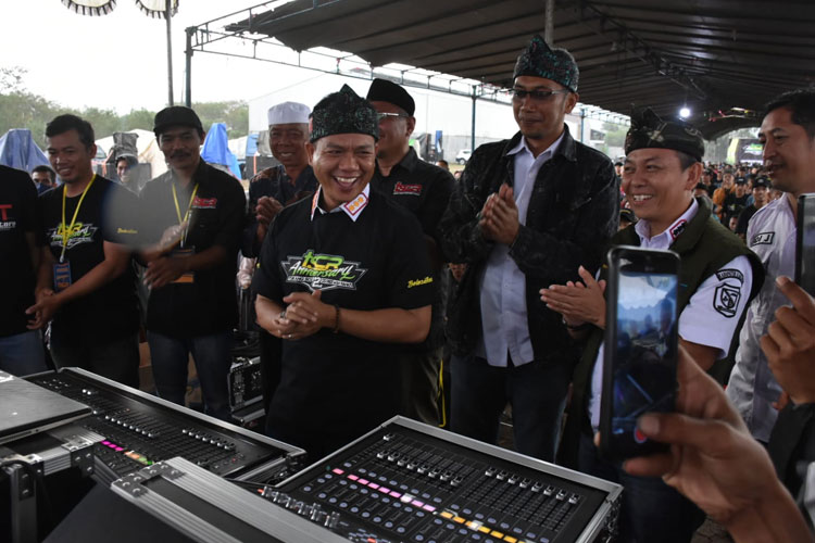 Bupati Bandung Dadang Supriatna bersilaturahmi dengan komunitas Kampung Musik di RW 11 Desa Nanjung, Kec Margaasih Kab Bandung, Rabu (18/1/2023). (FOTO: Iwa/TIMES Indonesia)