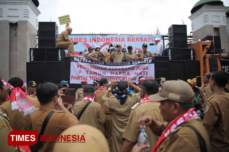 Ratusan kepala desa demo di DPR. Mereka meminta agar jabatan yang sebelumnya 6 tahun menjadi 9 tahun. (FOTO: Tino Oktaviano/TIMES Indonesia)