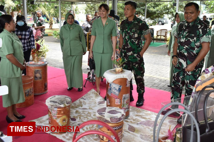 Danrem 083/Bdj Kolonel Inf Mohammad Imam Gogor Agnie Aditya ketika meninjau galeri UMKM yang di kelola Persit Kartika Candra Kirana Kodim 0818 Kabupaten Malang-Batu. (Foto : Kodim 0818 for TIMES Indonesia).