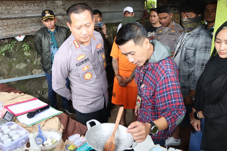 Kapolresta Bandung Kombes Pol Kusworo Wibowo saat ekspos bongkar pabrik sabu di Desa Panyocokan, Kec Ciwidey, Kamis (19/1/23). (FOTO: Iwa/TIMES Indonesia)