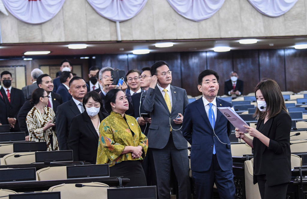 Ketua DPR Puan Maharani mendampingi Ketua Majelis Nasional Republik Korea Kim Jin-pyo dan jajarannya saat berkeliling kompleks Parlemen di Senayan, Jakarta.