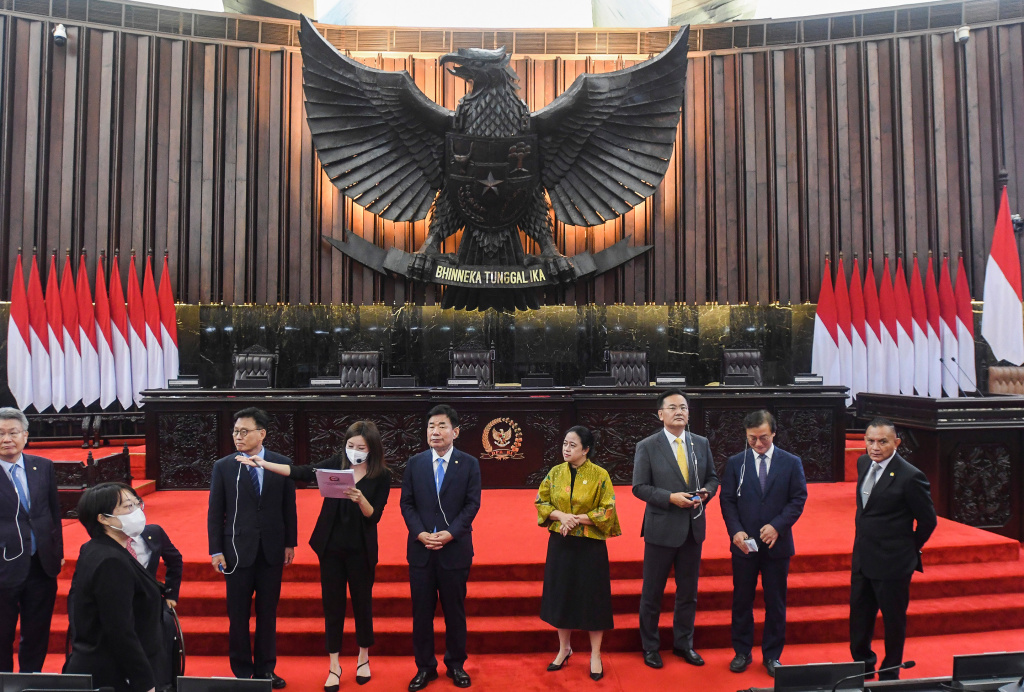 Ketua DPR Puan Maharani (keempat kanan) mendampingi Ketua Majelis Nasional Republik Korea Kim Jin-pyo (keempat kiri) dan jajarannya saat berkeliling kompleks Parlemen di Senayan, Jakarta, Kamis (19/1/2023). Kunjungan parlemen Korea Selatan tersebut bertuj