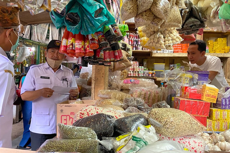 Pedagang Pasar Semampir yang melakukan aktifitas perdagangan. (Foto: Dokumen/TIMES Indonesia)