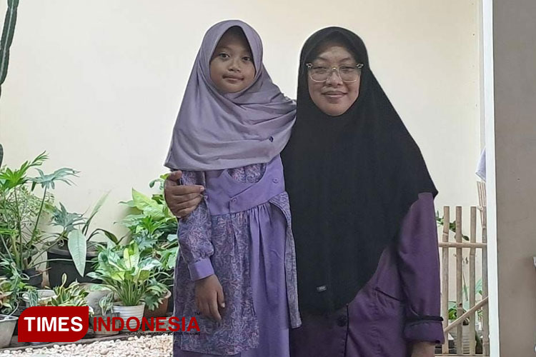 Rahmi Farida, owner Dapumina bersama putri bungsunya, Ade Naya. (Foto : Djarot/TIMES Indonesia)