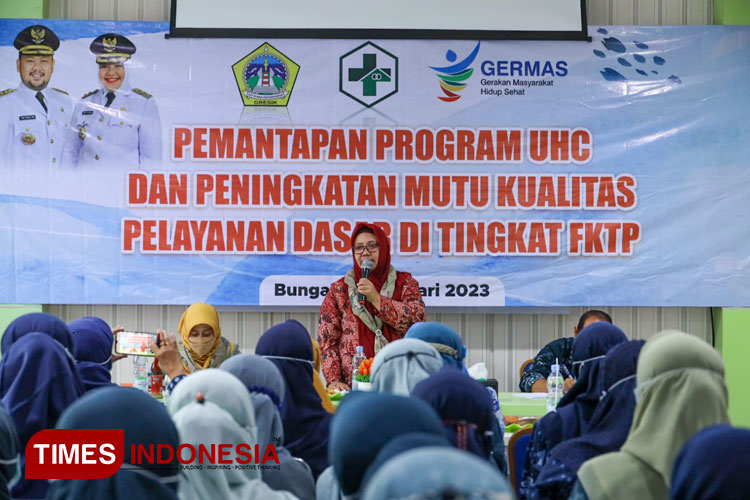 Wabup Gresik Aminatun Habibah saat memberikan sosialisasi kepada nakes Puskesmas Bungah (Foto: Akmal/TIMES Indonesia)