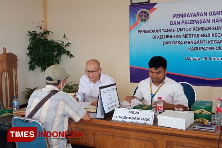 Warga Mertasinga dan Menganti penerima ganti kerugian perluasan lahan KIC di Balai Kelurahan Mertasinga. (FOTO: Estanto Prima Yuniarto/TIMES Indonesia)