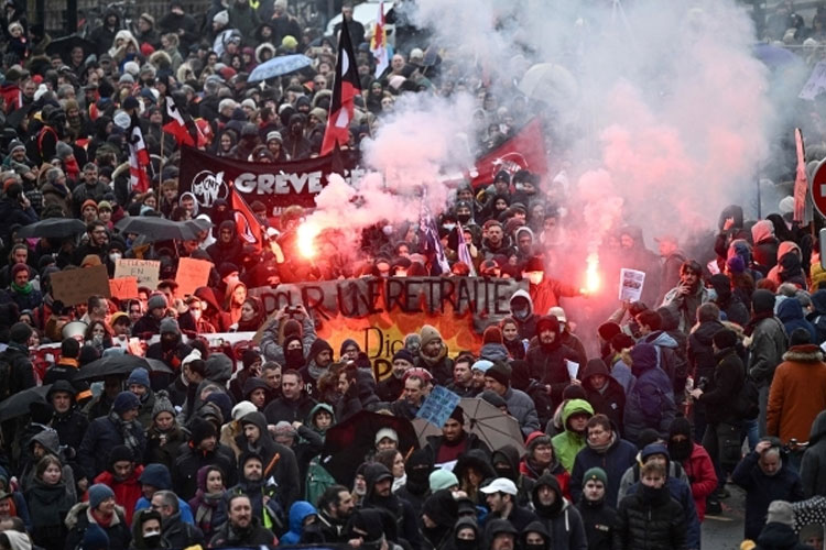 Para pengunjuk rasa berkumpul di Place de la République di Paris untuk rapat umum massal dan pemogokan menentang reformasi sistem pensiun. (FOTO: France24/AFP)
