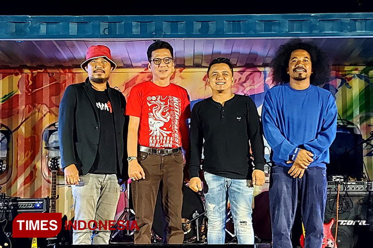 Kepala Bandara Mutiara Sis Al-Jufri Palu Rudi Ricardo saat pose bersama tim Juri Mutiara Fest di Panggung Musik yang ada di lokasi Mutiara Cafe. (Foto: Sarifah Latowa/TIMES Indonesia)