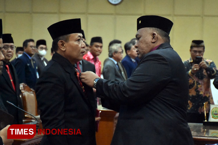 Ketua DPRD Bantul Hanung Raharjo memasangkan pin anggota DPRD Bantul. (Foto: Totok Hidayat/TIMES Indonesia)   