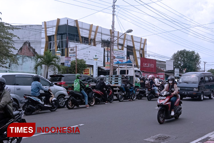 Suasana kendaraan parkir di jalan seputar Kawasan Kebun Binatang Gembira Loka Zoo. (FOTO: A Riyadi/TIMES Indonesia)
