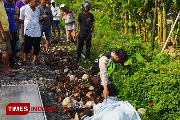 Petugas mengevakuasi korban kecelakaan kereta ke RSUD dr.Moh.Saleh Kota Probolinggo. (Foto: Sri Hartini/TIMES Indonesia)