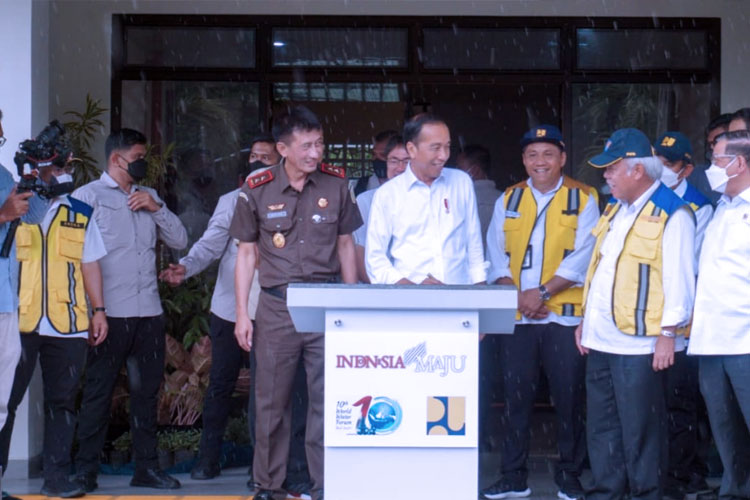 Menteri PUPR RI Basuki Hadimuljono saat mendampingi Presiden RI Jokowi meresmikan Rusun Kejati Sulut di Kecamatan Wanea, Kota Manado, Jumat (20/1/2023). (FOTO: Biro Komunikasi Publik Kementerian PUPR RI)