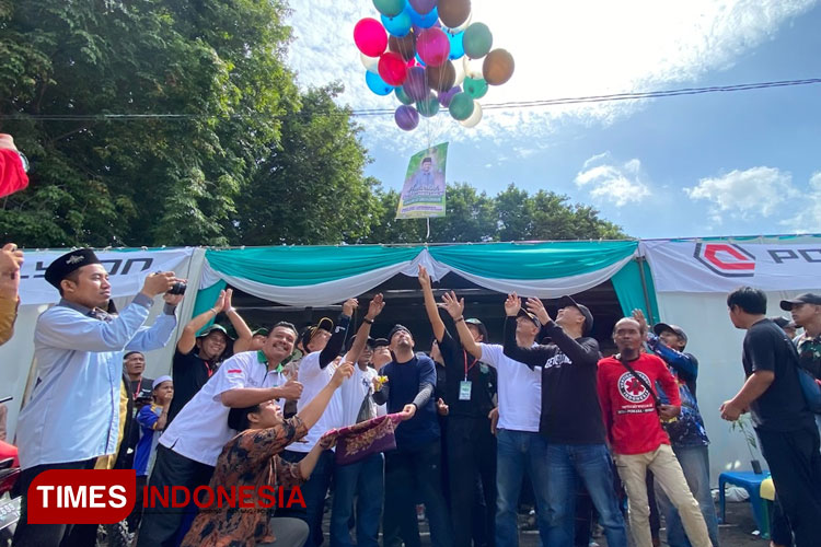 Pelepasan balon sebagai simbol dibukanya Genggong Go Green Carnival 2023. (Foto: Abdul Jalil/TIMES Indonesia)