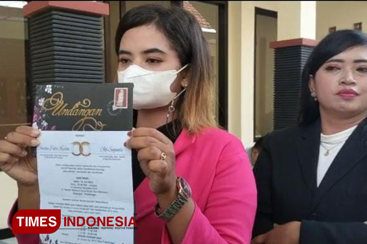 Calon mempelai putri menunjukan undangan resepsi pernikahan yang sudah disebar.(Foto: Dicko W/TIMES Indonesia)