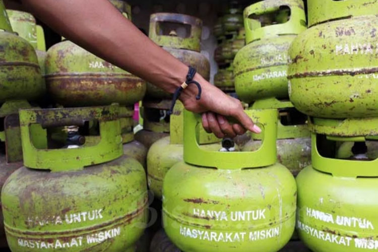 Ilustrasi - Pemerintah mewacanakan akan membatasi penjualan Gas LPG 3 Kg bagi penjual diwarung-warung kecil. (FOTO: Bisnis/Eusebio Chrysnamurti)
