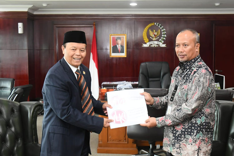 Wakil Ketua MPR RI Hidayat Nur Wahid bersama Ketua YLKI ketua YLKI Tulus Abadi. Mereka sepakat perlunya revisi UU Perlindungan Konsumen. (Foto: dok MPR RI)