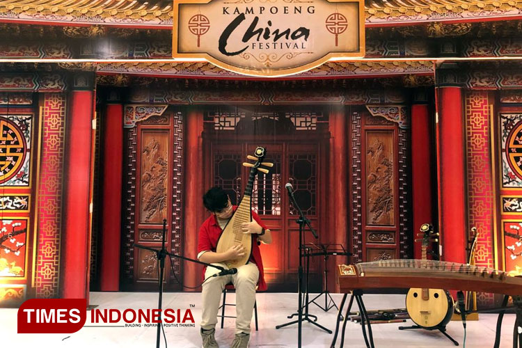 Penampilan Ivander Julian Yahya saat memainkan alat musik tradisional China (Pipa), di Kampoeng China Matos, pada Rabu (18/1) siang. (Foto: Firdaus Ghifari Pamudji/TIMES Indonesi)