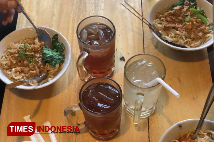 Mie-Ayam-Topping-Rendang-di-Pinggir-Rel-b.jpg