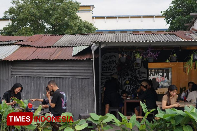 Mie-Ayam-Topping-Rendang-di-Pinggir-Rel-c.jpg