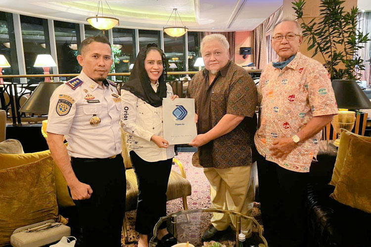 Bupati Kepulauan Sula didampingi Kadis Perhubungan Usai MoU (Foto: Humas Pemkab Sula For TIMES Indonesia)