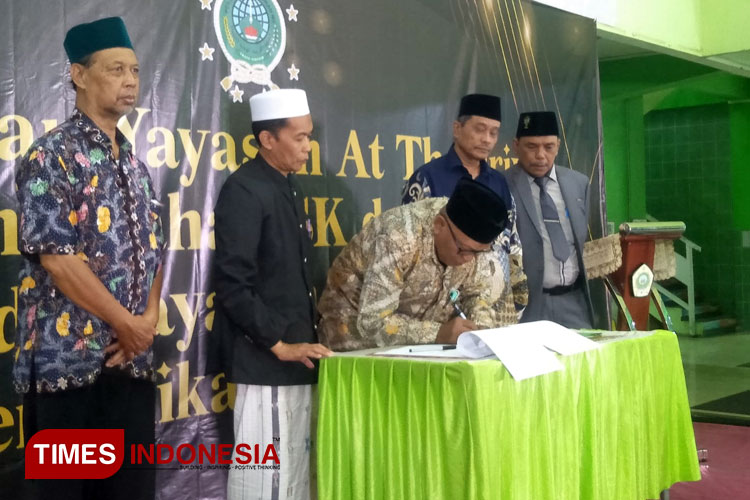 Proses penyerahan akuisisi dari Yayasan At-Thohiriyah ke Yayasan PPNUT Gresik (Foto: Akmal/TIMES Indonesia).