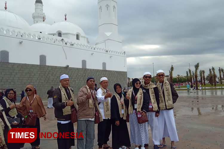 Rombongan ibadah umrah Tombo Ati mengunjungi Masjid Quba, masjid yang didirikan Nabi Muhammad SAW di Madinah. (foto: Wahyu Nurdiyanto/TIMES Indonesia)