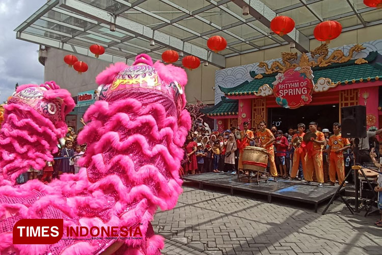 Barongsai dan Leang Leong Podjok Pecinan menjadikan momen libur Tahun Baru Imlek 2023 di Lippo Plaza Batu. (Foto: Muhammad Dhani/TIMES Indonesia)